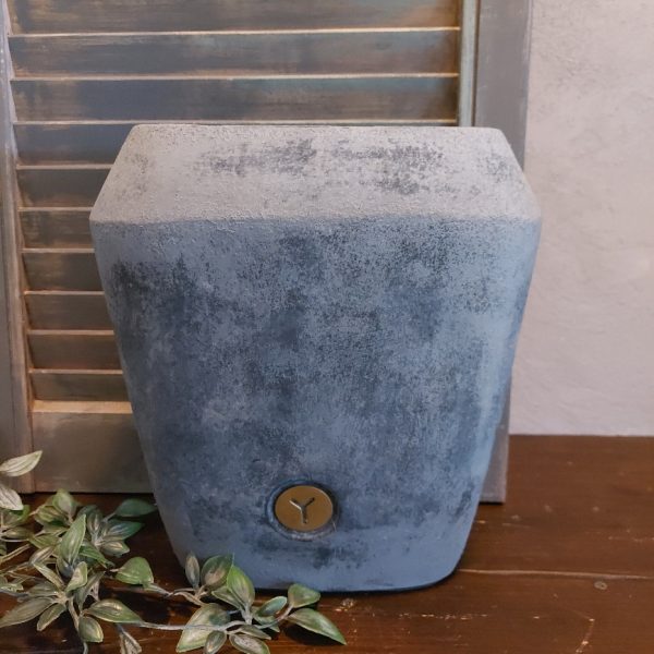 Bloempot van aardewerk in een mat grijze kleur, van het merk Brynxz uit de serie Stone Black.
