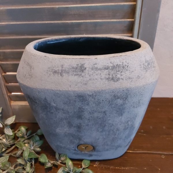 Bloempot van aardewerk in een mat grijze kleur, van het merk Brynxz uit de serie Stone Black.