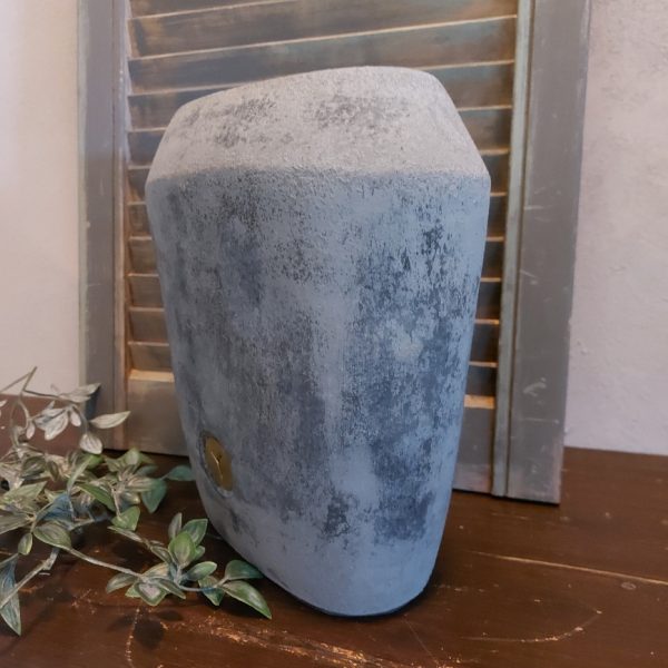 Bloempot van aardewerk in een mat grijze kleur, van het merk Brynxz uit de serie Stone Black.