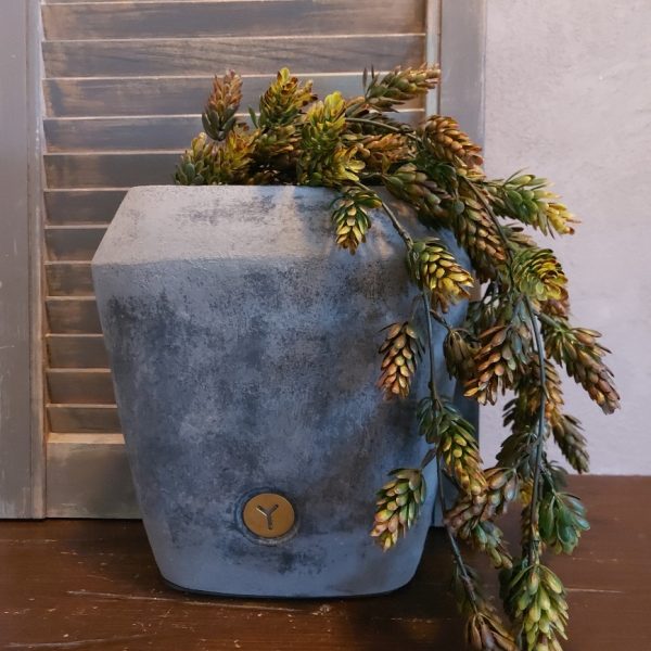 Bloempot van aardewerk in een mat grijze kleur, van het merk Brynxz uit de serie Stone Black.