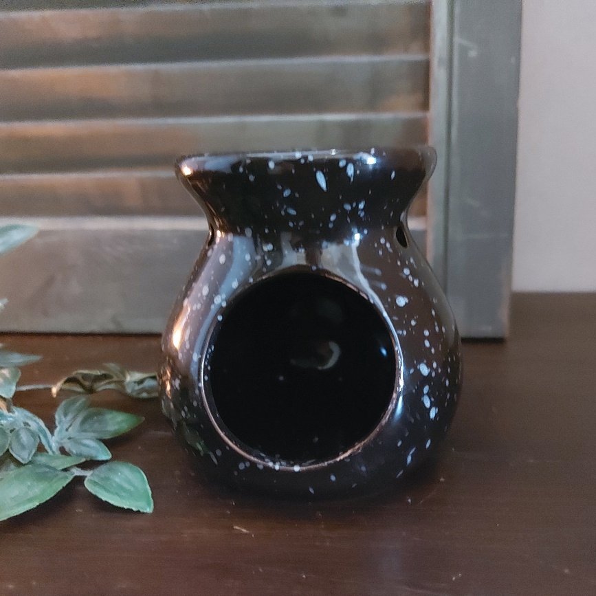 Brander van aardewerk in een zwarte kleur, voor het laten smelten van amberblokjes en geur wax.