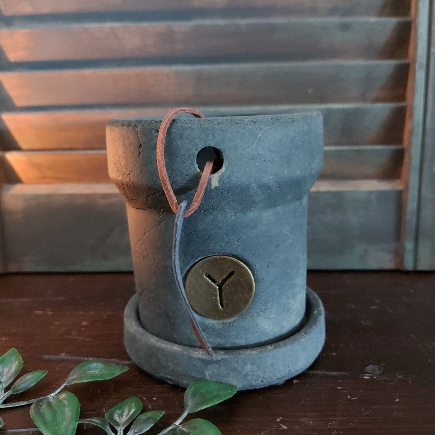 Bloempot met schotel van aardewerk in betonlook, van het merk Brynxz uit de serie Majestic Vintage.