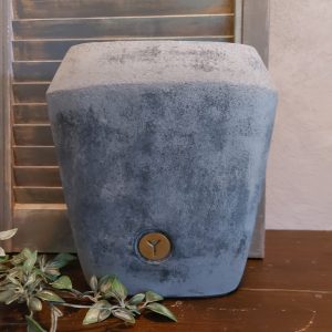 Bloempot van aardewerk in een mat grijze kleur, van het merk Brynxz uit de serie Stone Black.