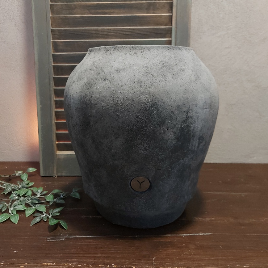 Grote bolvaas van aardewerk in een donker grijze kleur, van het merk Brynxz uit de serie Stone Black.