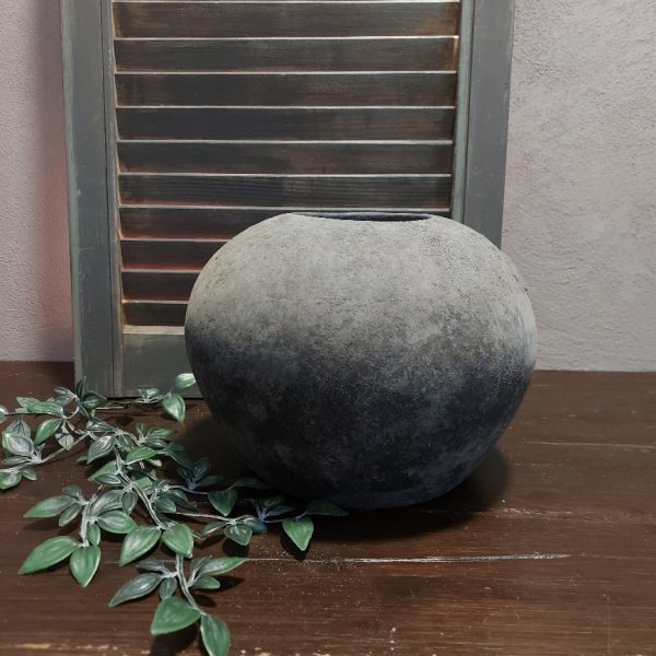 Bolvaas van aardewerk in een matte donkergrijze kleur. Van het merk Brynxz uit de serie Stone Black.