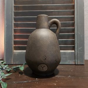 Fles met oor van aardewerk in een warm bruine kleur, van het merk Brynxz uit de serie Majestic Brown.
