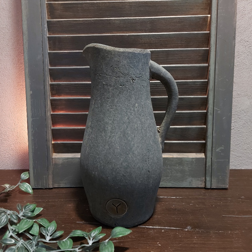 Kruik met oor van aardewerk in een beton grijze kleur, van het merk Brynxz uit de serie Majestic Vintage.