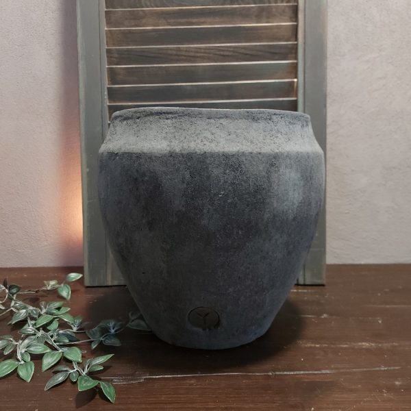 Bloempot van aardewerk in een mat grijze kleur, van het merk Brynxz uit de serie Stone Black.