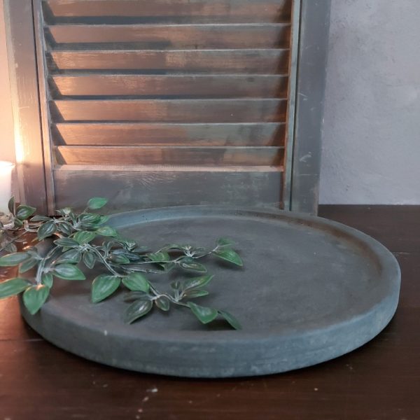 Platte schaal van aardewerk in een grijze betonlook, van het merk Brynxz uit de serie Majestic Vintage.