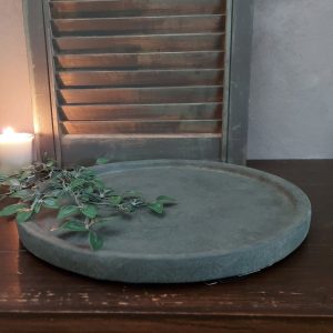 Platte schaal van aardewerk in een grijze betonlook kleur, van het merk Brynxz uit de serie Majestic Vintage.