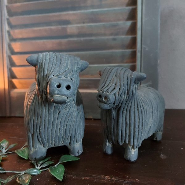 Set van twee Schotse Hooglanders van aardewerk in een beton grijze kleur, van het merk Brynxz uit de serie Majestic Vintage.