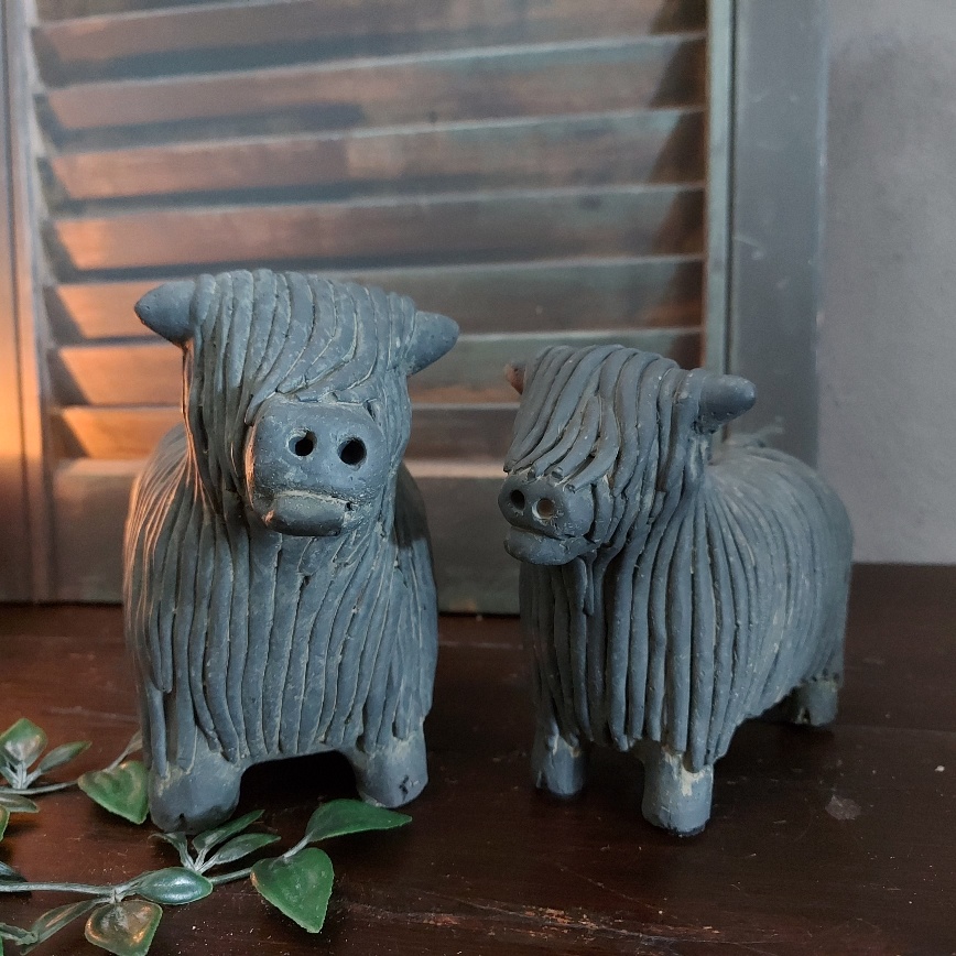 Set van twee Schotse Hooglanders van aardewerk in een beton grijze kleur, van het merk Brynxz uit de serie Majestic Vintage.