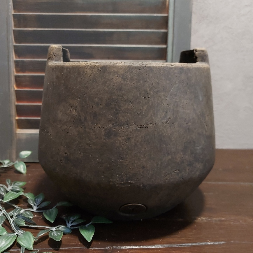 Bloempot van aardewerk in een donker bruine kleur, van het merk Brynxz uit de serie Majestic Brown.