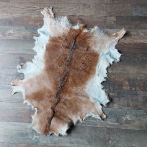 Decoratief geitenvacht in een licht bruine kleur, gemaakt van soepel leer een zacht geitenhaar.