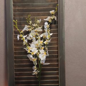 Twijg met orchidee kunstbloemen in een witte kleur, van het merk Mansion Atmosphere.