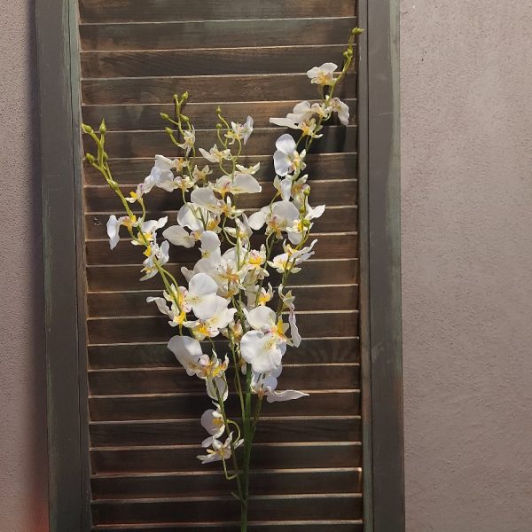 Twijg met orchidee kunstbloemen in een witte kleur, van het merk Mansion Atmosphere.