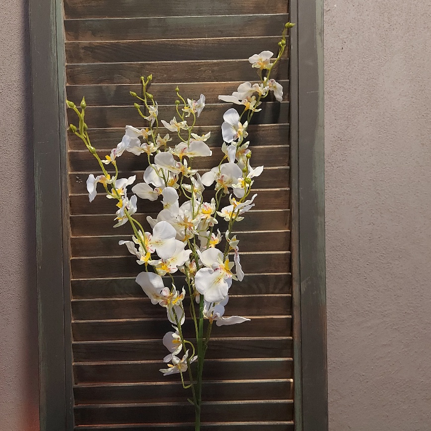 Twijg met orchidee kunstbloemen in een witte kleur, van het merk Mansion Atmosphere.