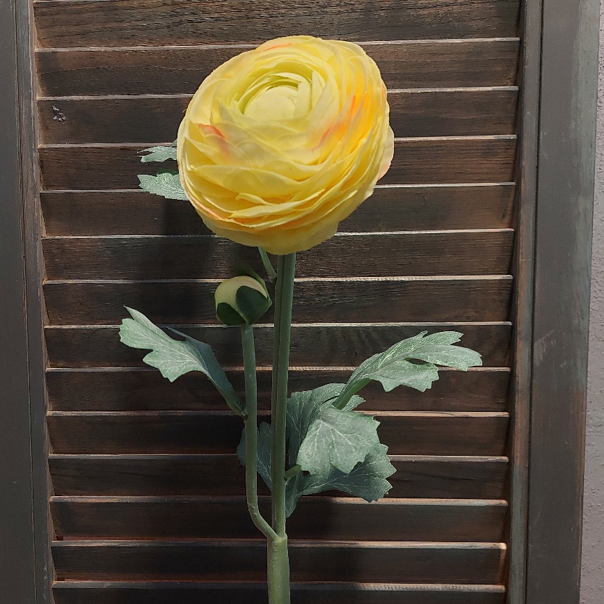 Ranonkel zijdenbloem in een zacht gele kleur, van het merk Mansion Atmosphere.