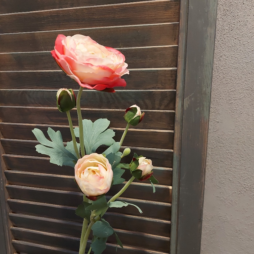 Ranonkel zijdenbloem in een zacht gele kleur, van het merk Mansion Atmosphere.