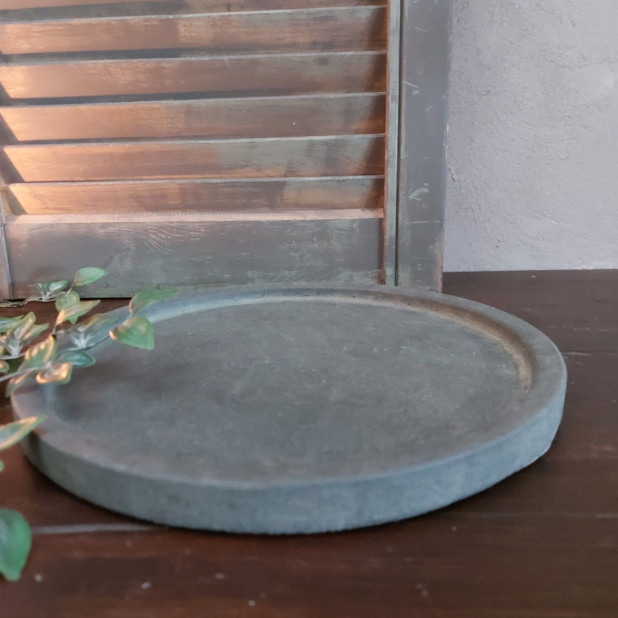 Platte schaal van aardewerk in een stoere beton kleur, van het merk Brynxz uit de serie Majestic Vintage.