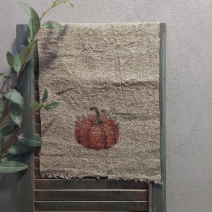 Shabby doek van naturel linnen met de afbeelding van een pompoen.