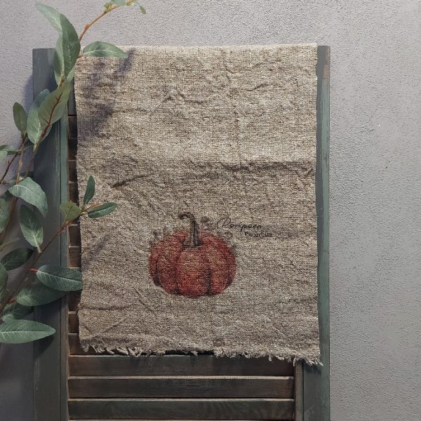 Shabby doek van naturel linnen met de afbeelding van een pompoen.