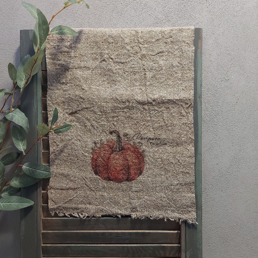 Shabby doek van naturel linnen met de afbeelding van een pompoen.