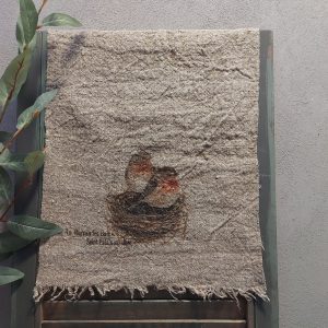 Shabby doek van linnen in een naturel kleur, met de afbeelding van twee roodborstjes in een nestje.