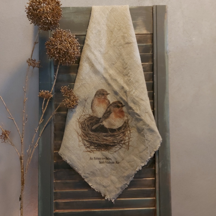 Shabby doek van linnen in een naturel kleur, met de afbeelding van twee roodborstjes in een nestje.