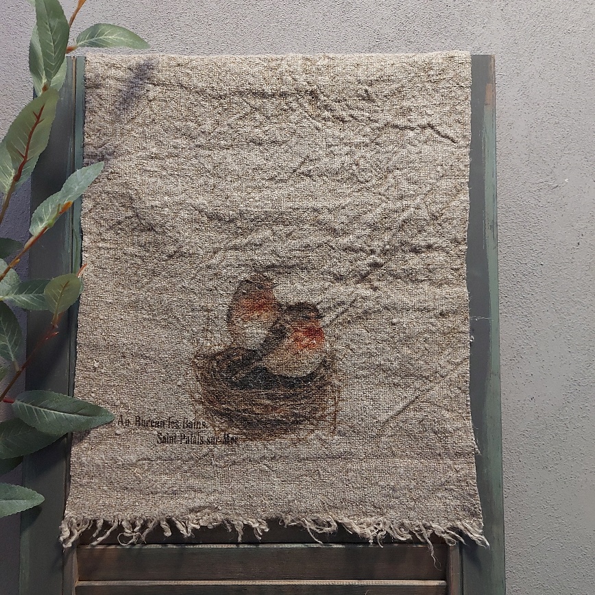 Shabby doek van linnen in een naturel kleur, met de afbeelding van twee roodborstjes in een nestje.