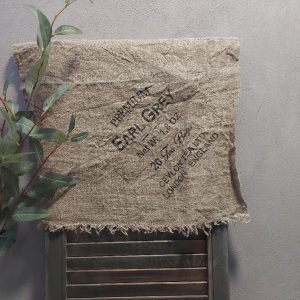 Shabby doek van naturel linnen met een tekst over thee.