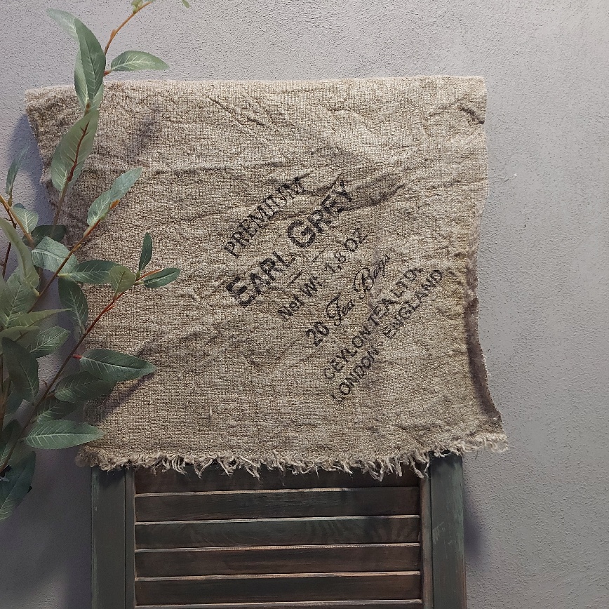 Shabby doek van naturel linnen met een tekst over thee.