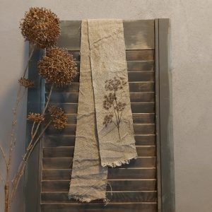 Lint van linnen shabby in een naturel kleur, met de afbeelding van een berenklauw.