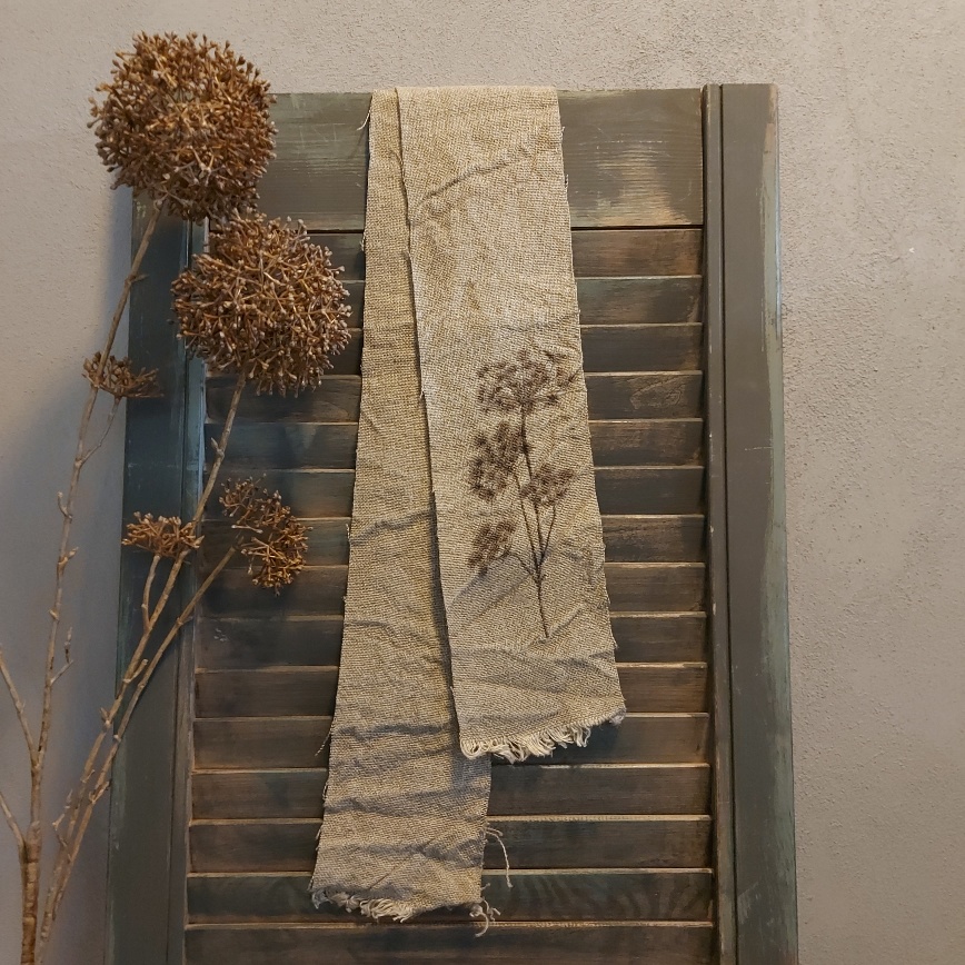 Lint van linnen shabby in een naturel kleur, met de afbeelding van een berenklauw.