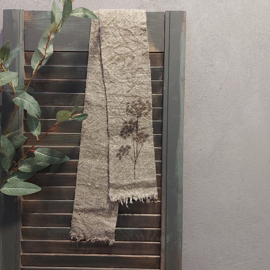 Lint van linnen shabby in een naturel kleur, met de afbeelding van een berenklauw.