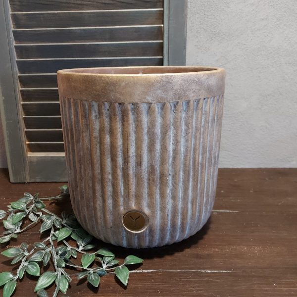 Bloempot met reliëf van aardewerk in zachte kleurtinten, van het merk Brynxz uit de serie Jewel.