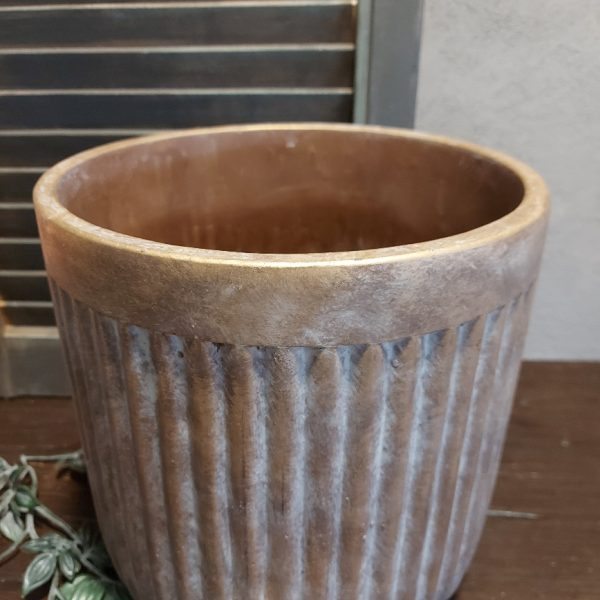 Bloempot met reliëf van aardewerk in zachte kleurtinten, van het merk Brynxz uit de serie Jewel.