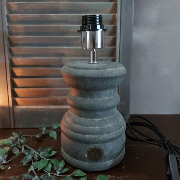 Lampvoet van aardewerk in een grijze betonkleur, van het merk Brynxz uit de serie Majestic Vintage.