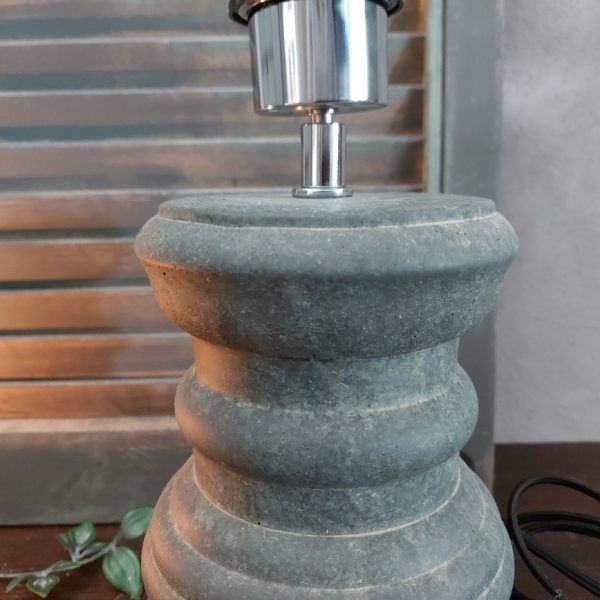 Lampvoet van aardewerk in een grijze betonkleur, van het merk Brynxz uit de serie Majestic Vintage.