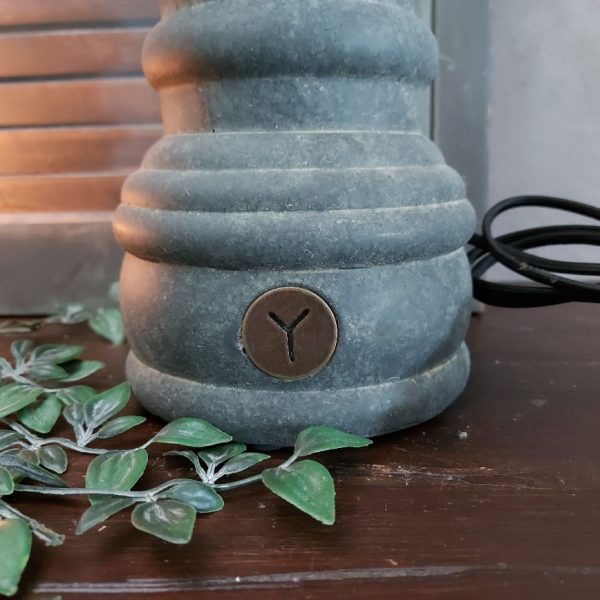 Lampvoet van aardewerk in een grijze betonkleur, van het merk Brynxz uit de serie Majestic Vintage.