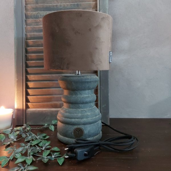 Lampvoet van aardewerk in een grijze betonkleur, van het merk Brynxz uit de serie Majestic Vintage.