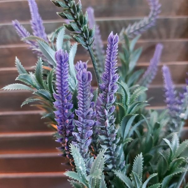 Lavendel kunstplant met een diepe paarse kleur, van het merk Countryfield.