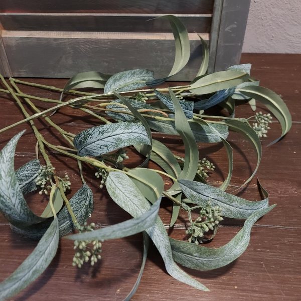 Bosje met 5 Eucalyptus kunsttakken van het merk Countryfield, met spits donkergroen blad.