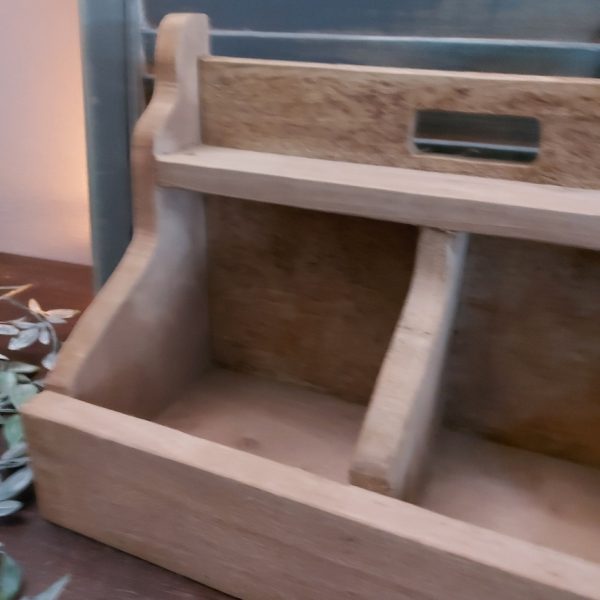 Gruttersbak van onbehandeld mangohout met twee vakken.