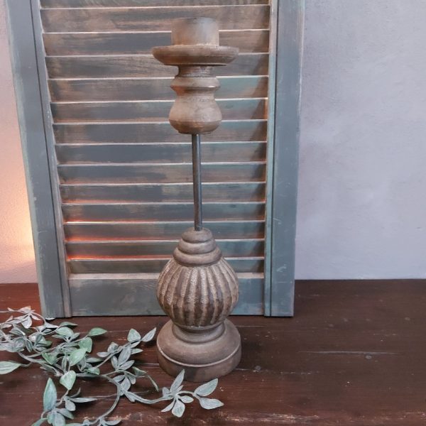 Kandelaar van hout 40 cm hoog, voor een dinerkaars.
