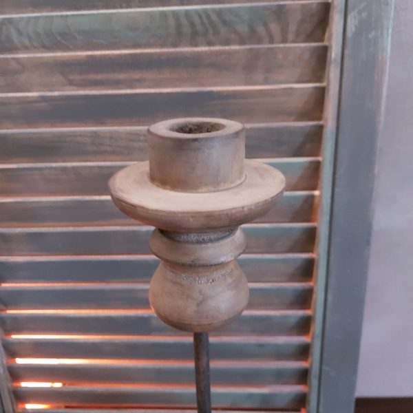 Kandelaar van hout 40 cm hoog, voor een dinerkaars.