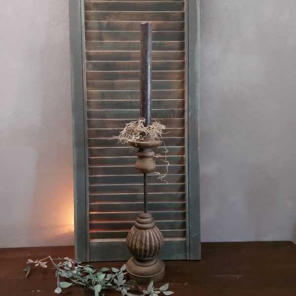 Kandelaar van hout 40 cm hoog, voor een dinerkaars.