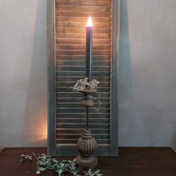 Kandelaar van hout 40 cm hoog, voor een dinerkaars.