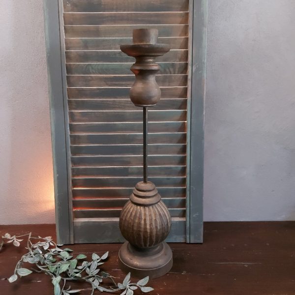 Houten kandelaar van 50 cm hoog voor een dinerkaars.