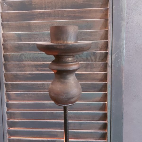 Houten kandelaar van 50 cm hoog voor een dinerkaars.